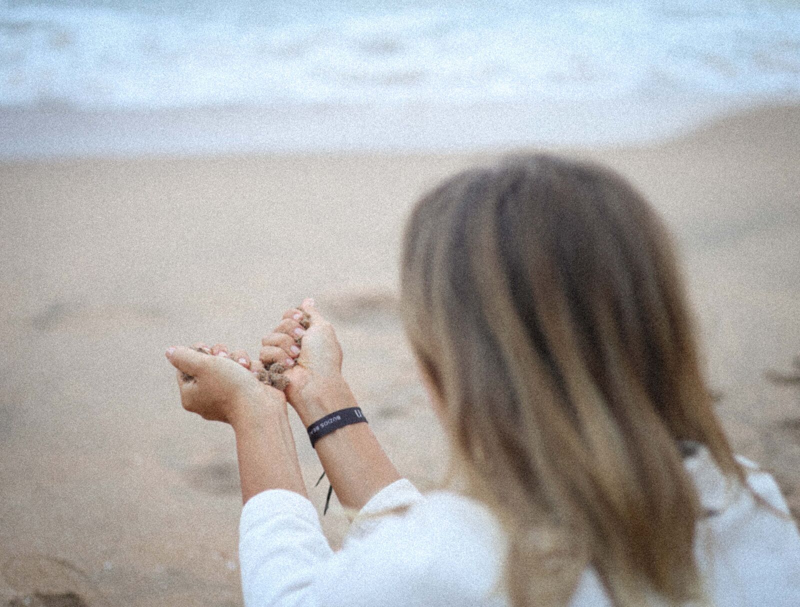 Areia escorrendo entre as mãos
