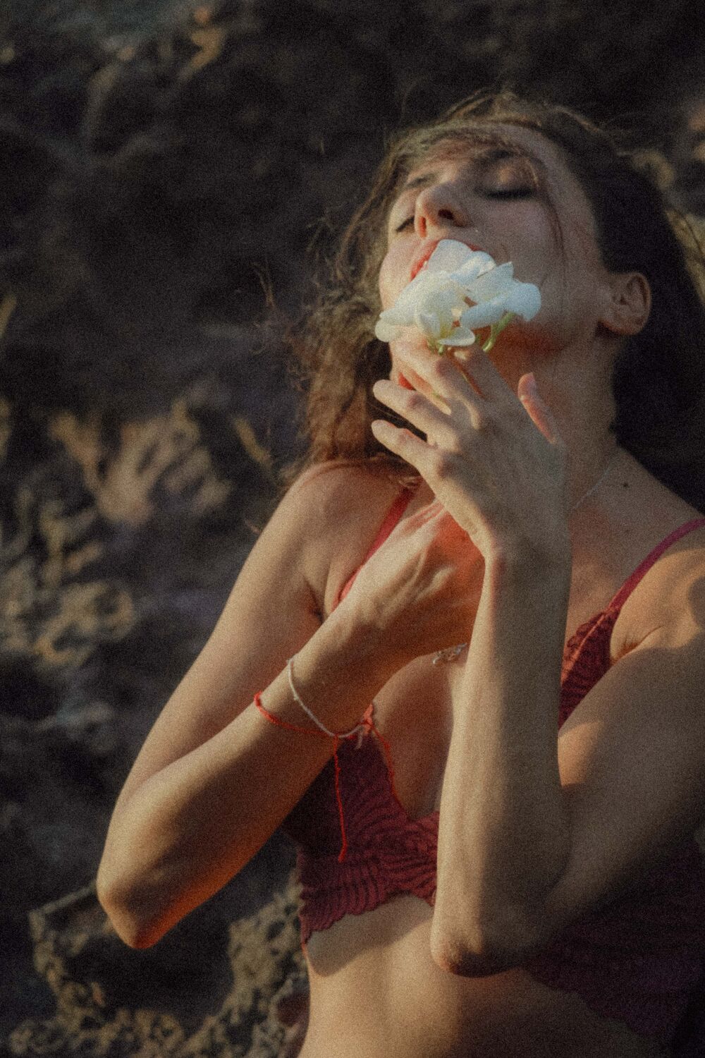 Flor branca junto à boca