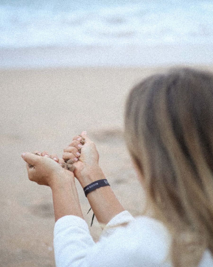 Areia escorrendo entre as mãos