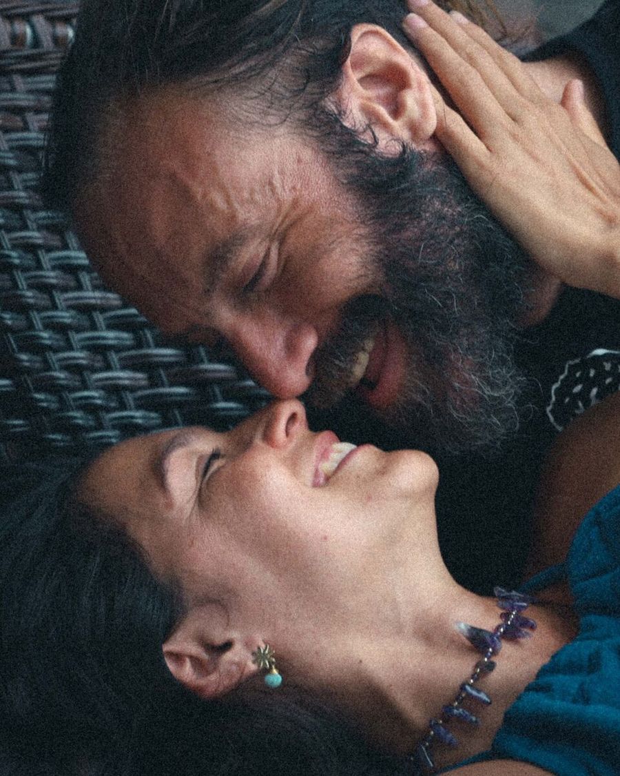 Casal deitado, um beijo na testa