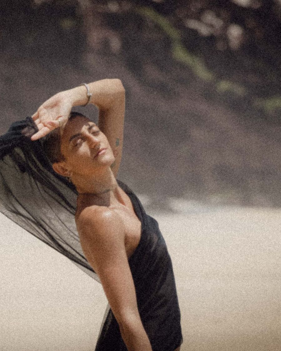 Véu preto ao vento, na areia