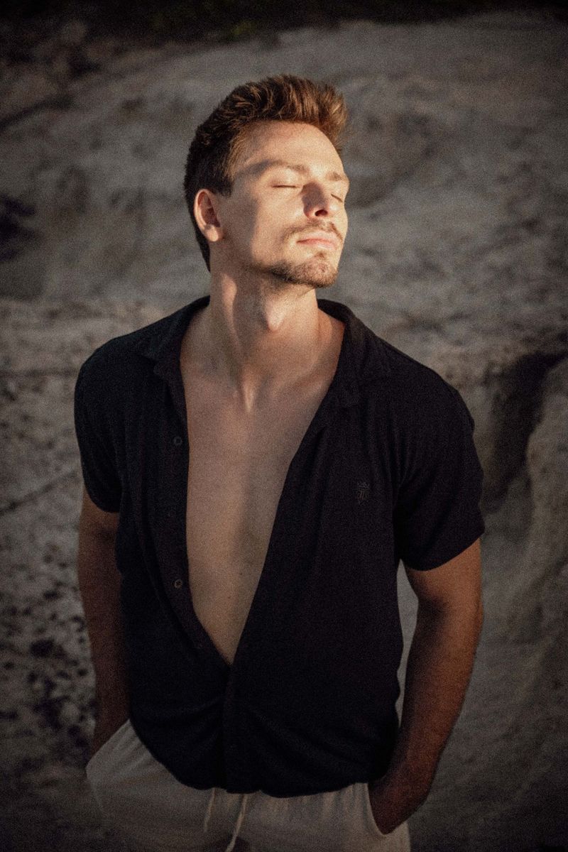 Retrato ao pé das pedras, camisa preta